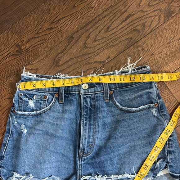Abercrombie & Fitch Distressed Denim High Rise Mom Shorts Cut-Off Size 28 / 6 - Picture 4 of 13